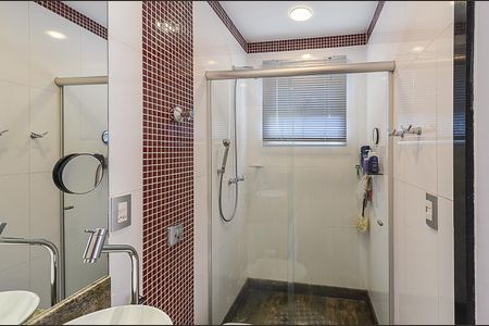 Apartamento à venda com 180m², 4 quartos e 2 vagas Apartamento à venda com 180m², 4 quartos e 2 vagasBanheiro Suíte