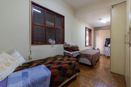 Casa à venda com 187m², 4 quartos e 3 vagas Casa à venda com 187m², 4 quartos e 3 vagasQuarto