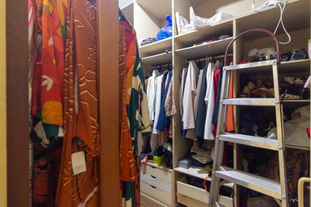 Casa à venda com 187m², 4 quartos e 3 vagas Casa à venda com 187m², 4 quartos e 3 vagasCloset da Suíte 2