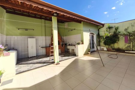 Casa à venda com 200m², 3 quartos e 4 vagas Casa à venda com 200m², 3 quartos e 4 vagasQuintal - Fundos