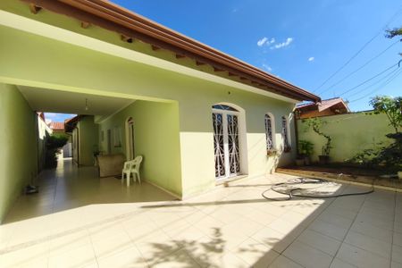 Casa à venda com 200m², 3 quartos e 4 vagasQuintal - Garagem