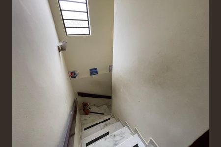 Casa à venda com 125m², 5 quartos e 2 vagasEscada