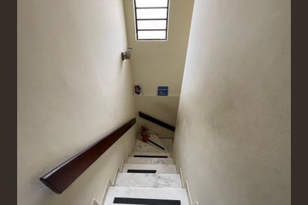 Casa à venda com 125m², 5 quartos e 2 vagasEscada