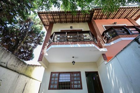 Casa à venda com 101m², 3 quartos e 2 vagasFachada