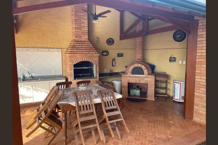 Casa à venda com 522m², 6 quartos e 4 vagas Casa à venda com 522m², 6 quartos e 4 vagasÁrea externa