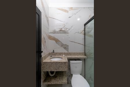 Banheiro de casa para alugar com 2 quartos, 70m² em Jardim Guanca, São Paulo