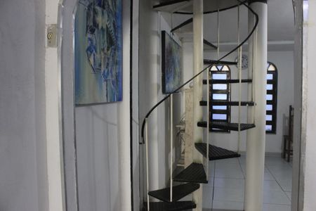Casa para alugar com 163m², 2 quartos e 1 vagaEscada dos quartos 