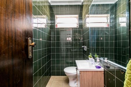 Casa à venda com 180m², 4 quartos e 2 vagasBanheiro com piso de porcelanato, pia de porcelanato e banheira de porcelanato, com iluminação natural e iluminação artificial, com um nível de decoração básico.