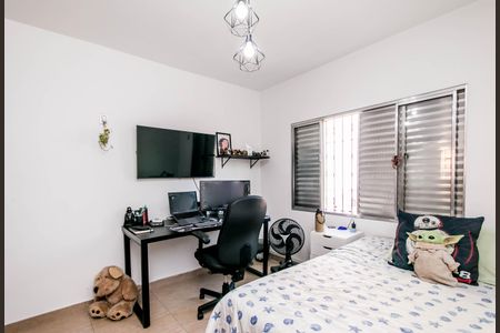 Casa à venda com 180m², 4 quartos e 2 vagasQuarto simples com cama, mesa de trabalho e TV, com decoração minimalista e iluminação adequada.