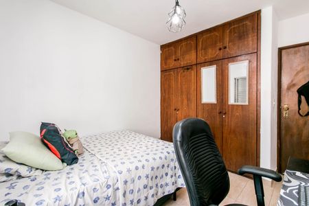 Casa à venda com 180m², 4 quartos e 2 vagasQuarto simples com cama de solteiro, móveis de madeira e iluminação adequada.