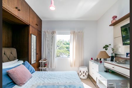 Casa à venda com 180m², 4 quartos e 2 vagasQuarto com cama, TV e móveis simples, com vista para a rua.