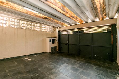 Casa à venda com 180m², 4 quartos e 2 vagasPátio com piso de pedra e iluminação natural por meio de janelas de vidro.