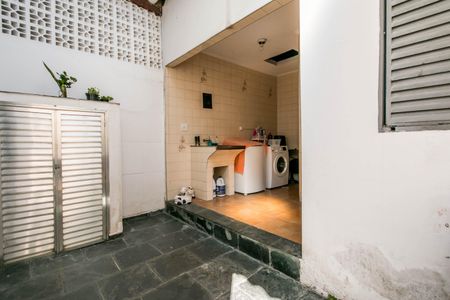 Casa à venda com 180m², 4 quartos e 2 vagasLavanderia comum com geladeira e fogão, com iluminação boa e mobiliário básico.