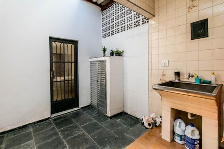 Casa à venda com 180m², 4 quartos e 2 vagasPátio com lavatório e chuveiro, com uma pequena área de varanda com uma porta de vidro.