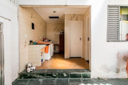 Casa à venda com 180m², 4 quartos e 2 vagasLavanderia comum com geladeira e fogão, com piso de azulejo e iluminação boa.