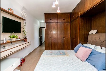 Casa à venda com 180m², 4 quartos e 2 vagasQuarto com cama, armários e TV, com um ambiente acolhedor e bem decorado.