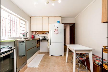 Casa à venda com 180m², 4 quartos e 2 vagasCozinha com geladeira branca, fogão, pia e bancada de granito.