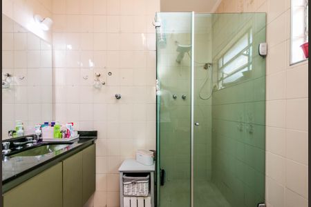 Casa à venda com 180m², 4 quartos e 2 vagasBanheiro com piso de porcelanato, pia de granito e chuveiro de vidro.