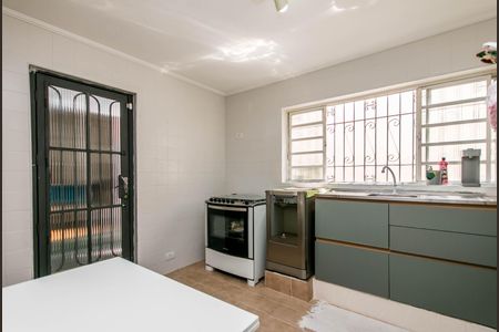 Casa à venda com 180m², 4 quartos e 2 vagasCozinha com geladeira, fogão e pia, com janela grande e iluminação boa.