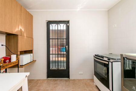 Casa à venda com 180m², 4 quartos e 2 vagasCozinha com geladeira, fogão e micro-ondas, com piso de azulejo e iluminação adequada.
