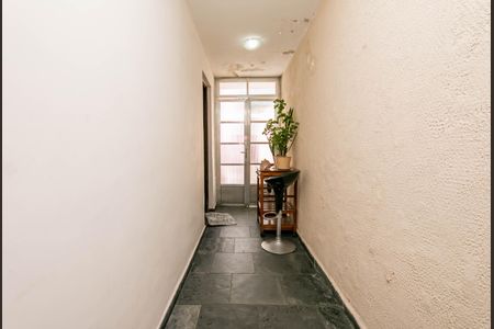 Casa à venda com 180m², 4 quartos e 2 vagasCorredor com piso de porcelanato e iluminação natural por janela grande.