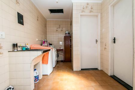 Casa à venda com 180m², 4 quartos e 2 vagasLavanderia comum com geladeiras e lavadoras, piso de azulejos e iluminação adequada.