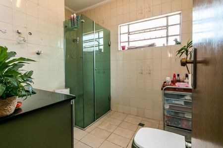 Casa à venda com 180m², 4 quartos e 2 vagasBanheiro com chuveiro e pia, com uma janela pequena e iluminação boa.