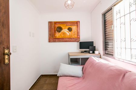 Casa à venda com 180m², 4 quartos e 2 vagasPintura em estilo moderno com cores vibrantes e detalhes geométricos na parede do banheiro.