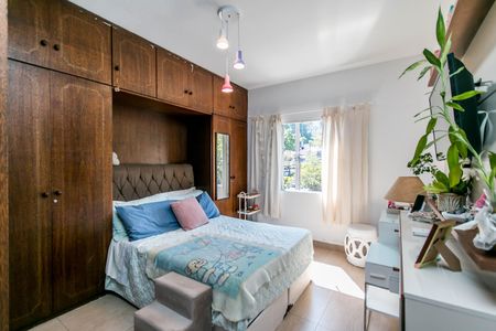 Casa à venda com 180m², 4 quartos e 2 vagasCama simples com colchão e travesseiro, com uma mesa de cabeceira e uma porta de madeira.