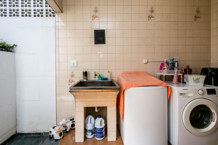 Casa à venda com 180m², 4 quartos e 2 vagasCozinha com pia, geladeira e lavadora, com móveis e utensílios de cozinha.