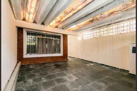 Casa à venda com 180m², 4 quartos e 2 vagasPátio com piso de pedra e iluminação natural.