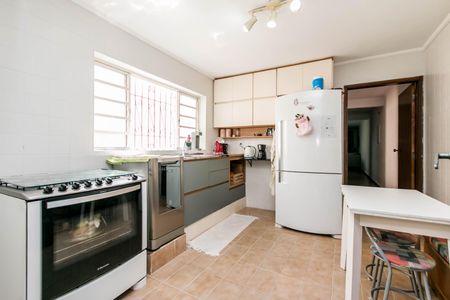 Casa à venda com 180m², 4 quartos e 2 vagasCozinha com geladeira, fogão e pia, com iluminação natural e boa qualidade de iluminação artificial.