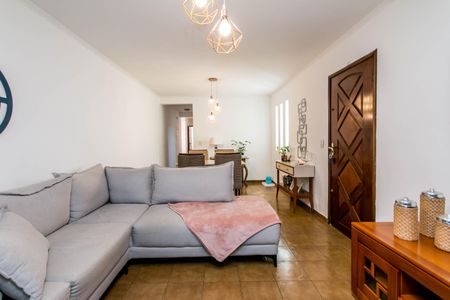 Sala de estar com sofá, mesa e cadeiras, iluminação moderna e decoração simples. de casa à venda com 4 quartos, 180m² em Umuarama, Osasco