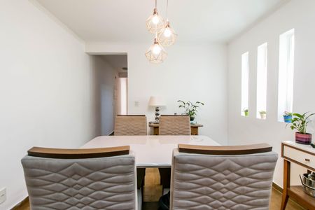Tabela de jantar com quatro cadeiras e iluminação moderna. de casa à venda com 4 quartos, 180m² em Umuarama, Osasco