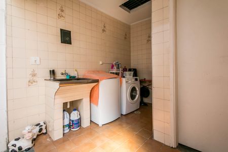 Casa à venda com 180m², 4 quartos e 2 vagasLavanderia comum com geladeira e fogão, com piso de cerâmica e iluminação boa.