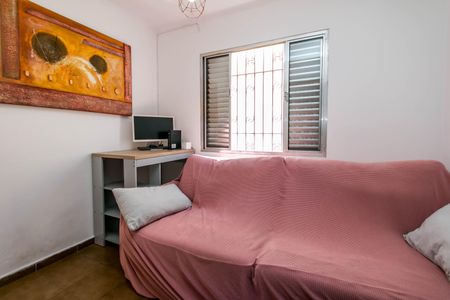 Casa à venda com 180m², 4 quartos e 2 vagasSala com sofá e mesa de trabalho, com uma pintura em estilo moderno na parede.
