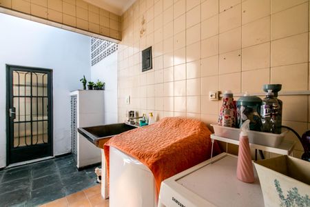 Casa à venda com 180m², 4 quartos e 2 vagasQuarto de lavanderia comum com geladeira e pia, com uma vista para a rua.