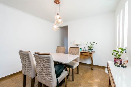 Casa à venda com 180m², 4 quartos e 2 vagasTabela de jantar com quatro cadeiras e iluminação suspensa.