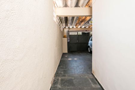 Casa à venda com 180m², 4 quartos e 2 vagasPátio com garagem e churrasqueira, com piso de pedra e teto de madeira.