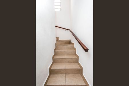 Casa à venda com 180m², 4 quartos e 2 vagasEscada com piso de porcelanato e corrimão de madeira