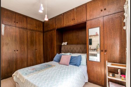 Casa à venda com 180m², 4 quartos e 2 vagasQuarto com cama de casal, armários de madeira e iluminação adequada.