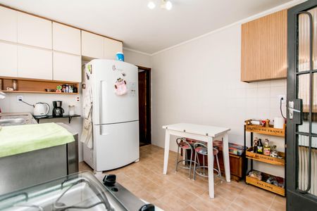 Casa à venda com 180m², 4 quartos e 2 vagasCozinha com geladeira, fogão e móveis de madeira e cerâmica.