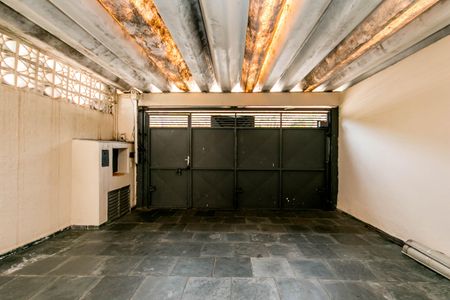 Casa à venda com 180m², 4 quartos e 2 vagasGaragem com teto de concreto e paredes de alvenaria, com iluminação natural e iluminação artificial.