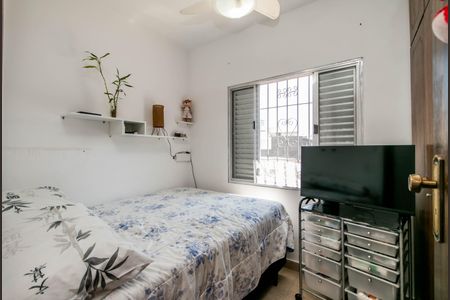 Casa à venda com 180m², 4 quartos e 2 vagasQuarto simples com cama e TV, com uma janela pequena e iluminação boa.