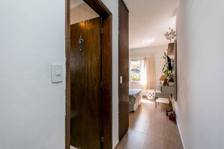 Casa à venda com 180m², 4 quartos e 2 vagasQuarto com cama simples, iluminação natural e decoração minimalista.