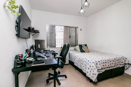 Casa à venda com 180m², 4 quartos e 2 vagasQuarto simples com cama e mesa de trabalho, com decoração minimalista e iluminação adequada.