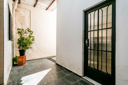 Casa à venda com 180m², 4 quartos e 2 vagasPátio com piso de pedra e porta de vidro com grade de ferro.