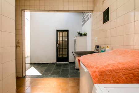 Casa à venda com 180m², 4 quartos e 2 vagasBanheiro com piso de azulejos e teto de gesso, com uma porta de vidro e uma pia de porcelana.