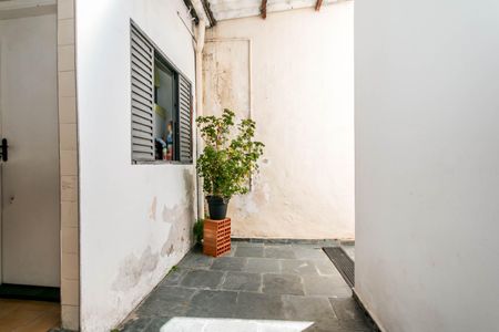 Casa à venda com 180m², 4 quartos e 2 vagasPatio com jardim e plantas, com vista para a rua, com sol e sombra, com churrasqueira e pátio coberto.