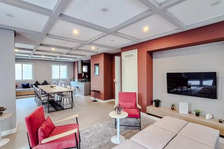 Sala de estar com móveis modernos e iluminação adequada, com uma TV e uma mesa para refeições. de apartamento à venda com 1 quarto, 27m² em Vila Santo Estefano, São Paulo